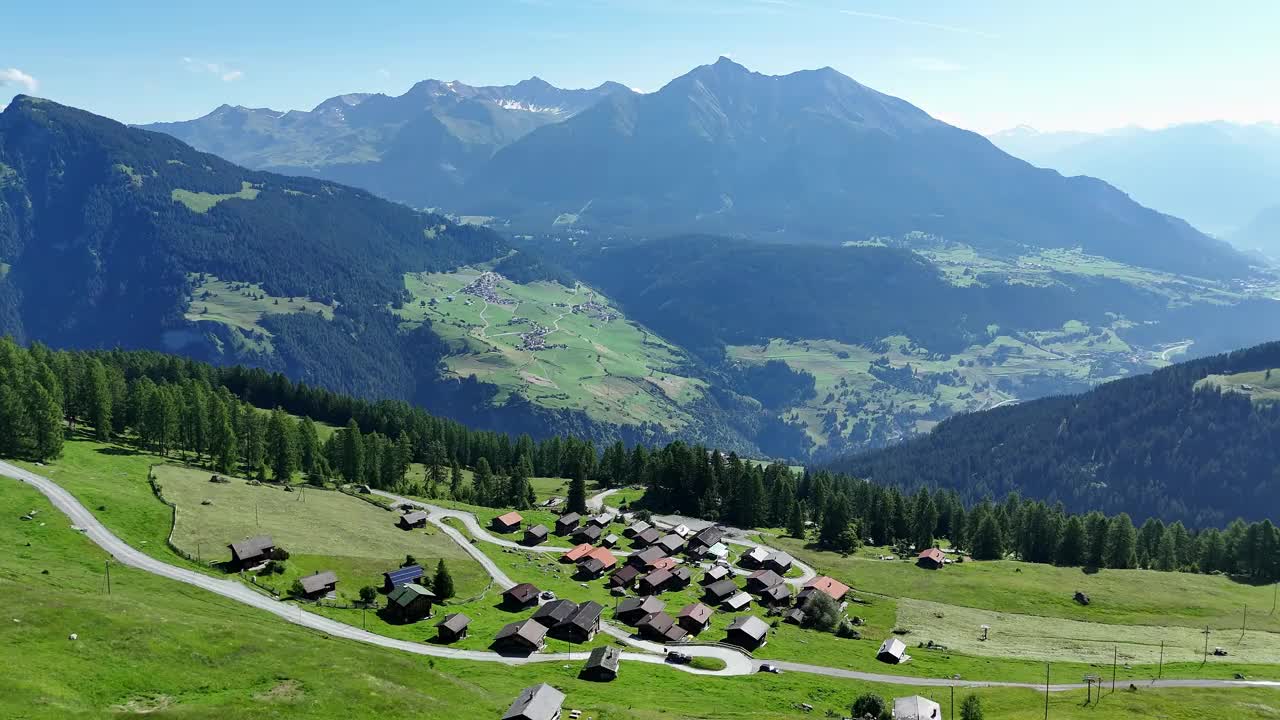 Obermutten，一个风景如画的瑞士村庄，周围环绕着令人惊叹的山景，鸟瞰图视频素材