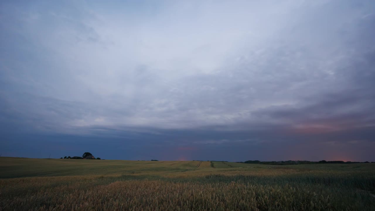 天空从黄昏过渡到夜晚，有暴风雨的云和闪电的场景视频素材