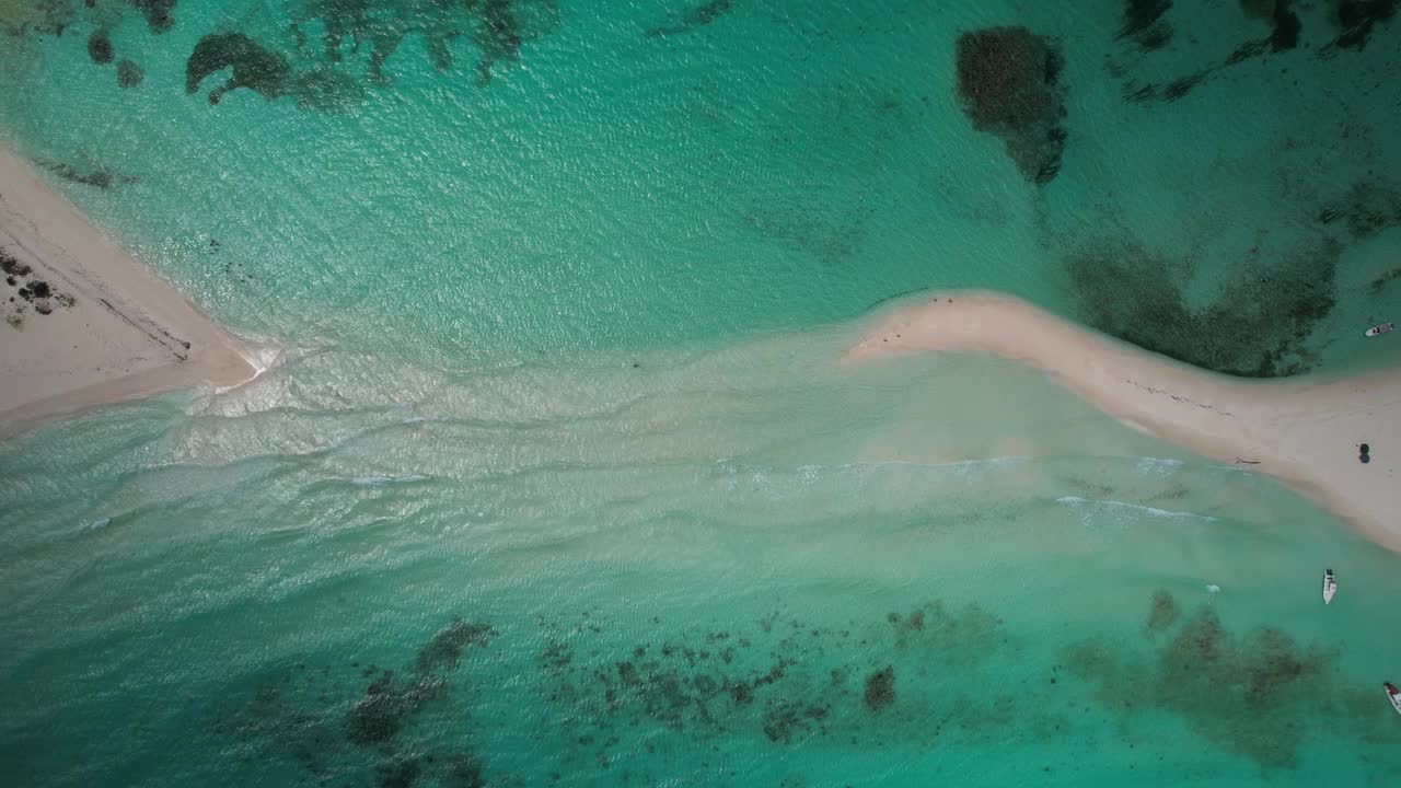 海洋中的绿松石水沙洲，透出生机勃勃的色彩和宁静的美丽，鸟瞰视频素材