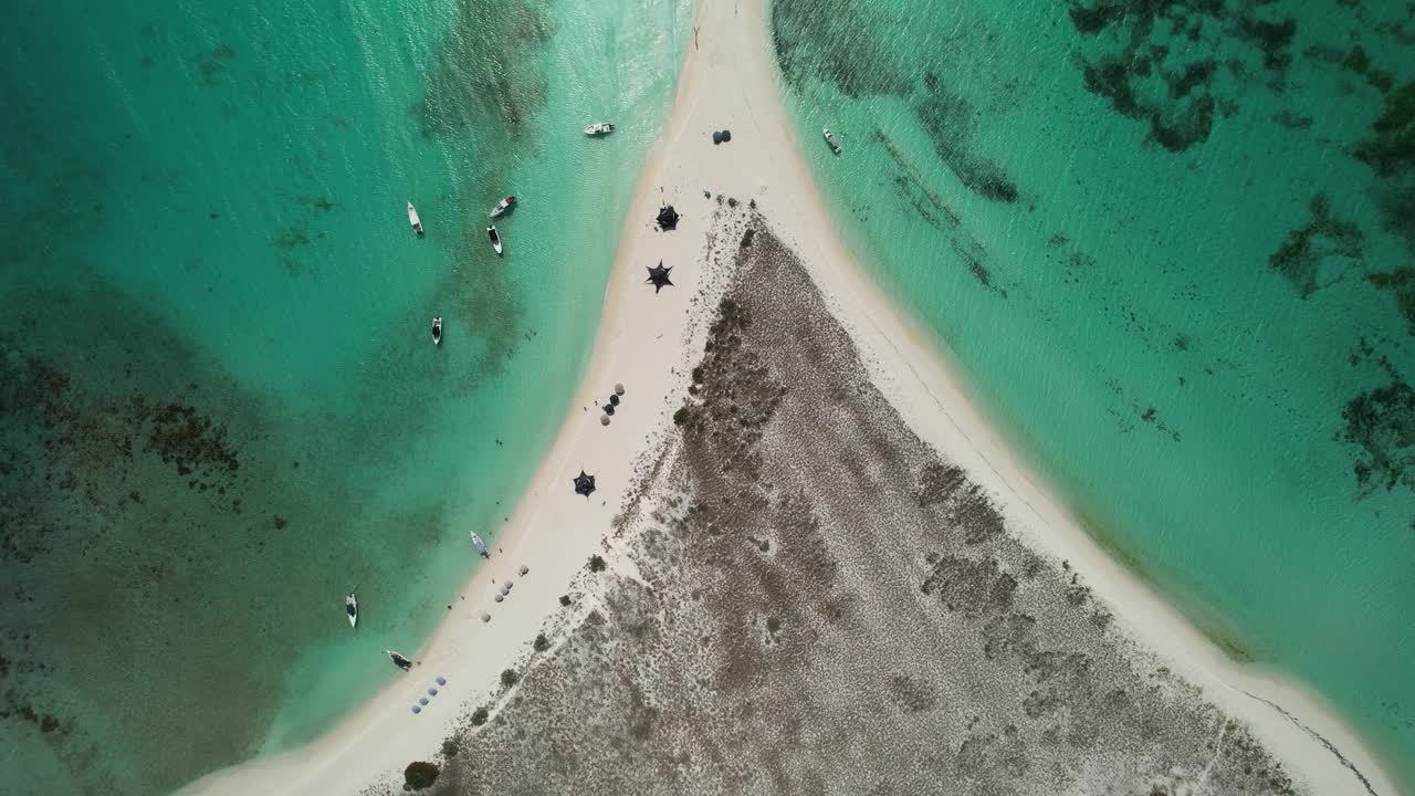 鸟瞰图，绿松石般的海水和海洋中的船只组成的沙洲视频素材