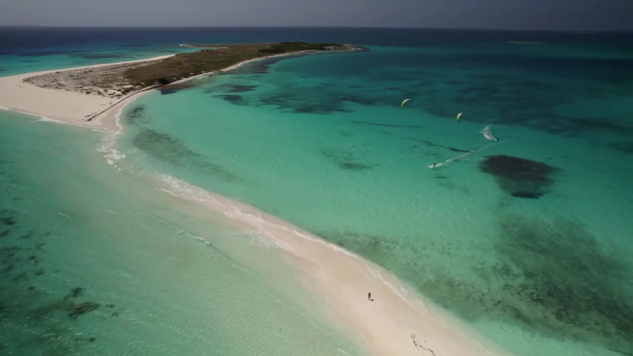 绿松石般的海水和风筝冲浪者靠近卡约德阿瓜的沙洲，鸟瞰图视频素材