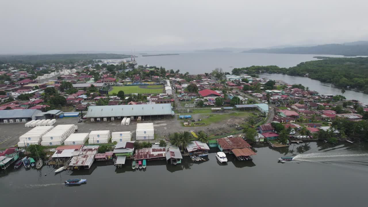 巴拿马阿尔米兰特镇的鸟瞰图，展示了海滨建筑、住宅区和平静的海水的海岸风景。视频素材