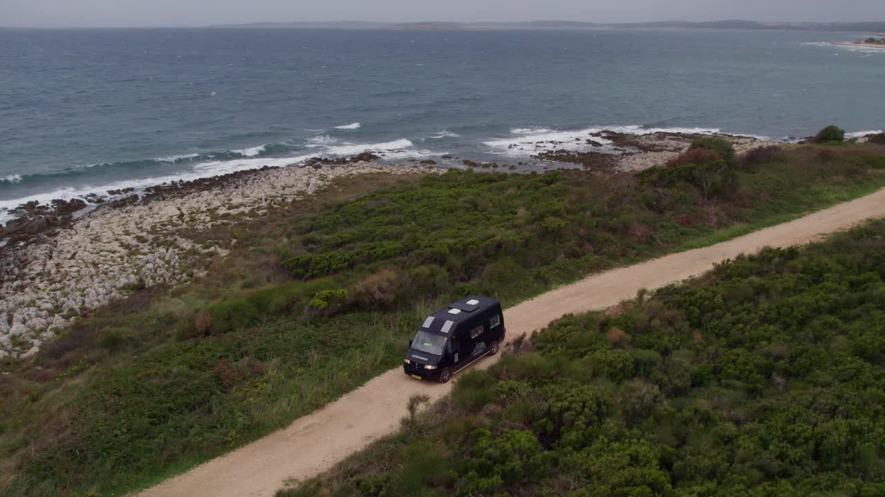 鸟瞰宁静的海岸线和海浪，克罗地亚伊斯特拉岛的麦德林。视频素材