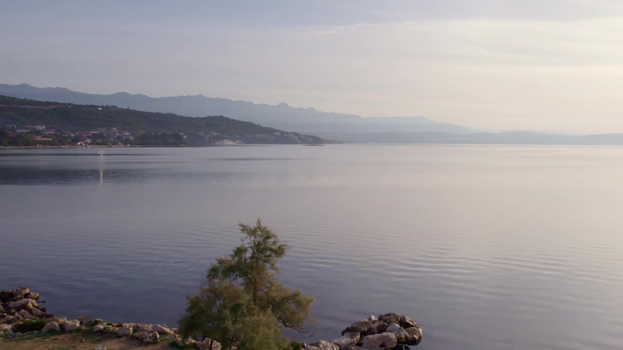 鸟瞰宁静的教堂，湖泊，海岸，宁静的天空，克罗地亚。视频素材