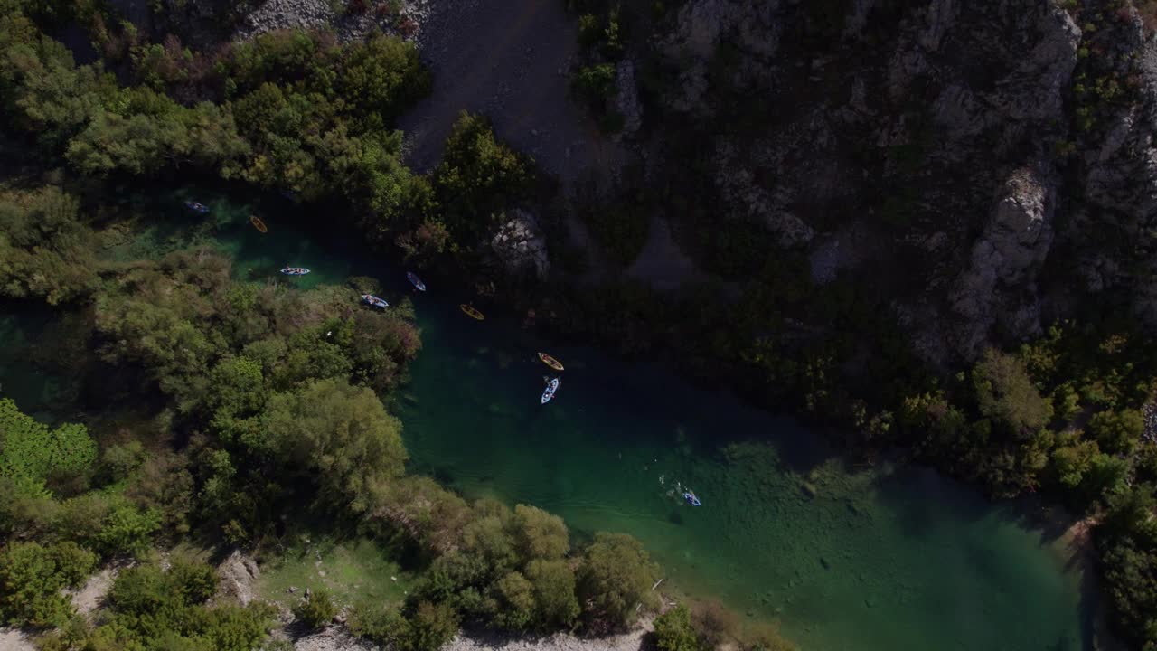 鸟瞰宁静的河流与船只，森林和山，克罗地亚。视频素材