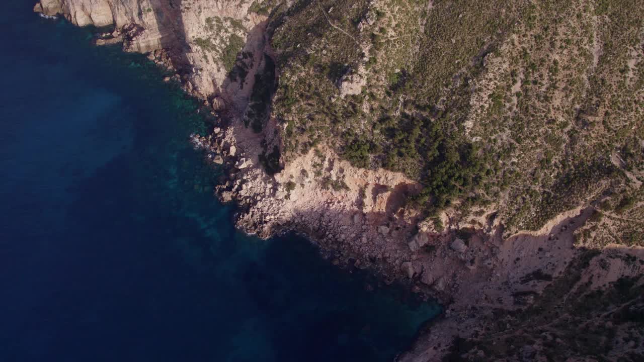 鸟瞰图的岩石海岸线和悬崖的海边，安德拉克斯，马略卡岛，西班牙。视频素材