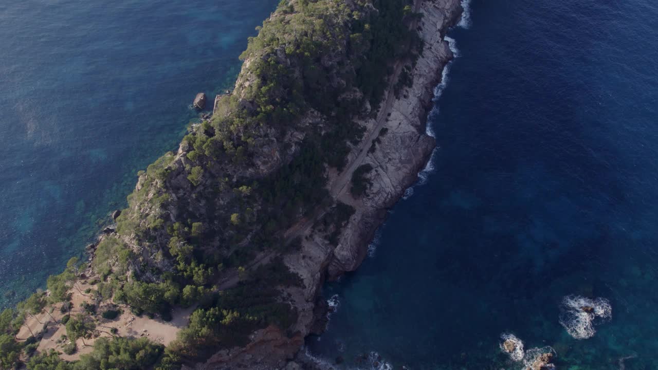 鸟瞰日落时宁静的海岸岩层，Deia，马略卡，西班牙。视频素材