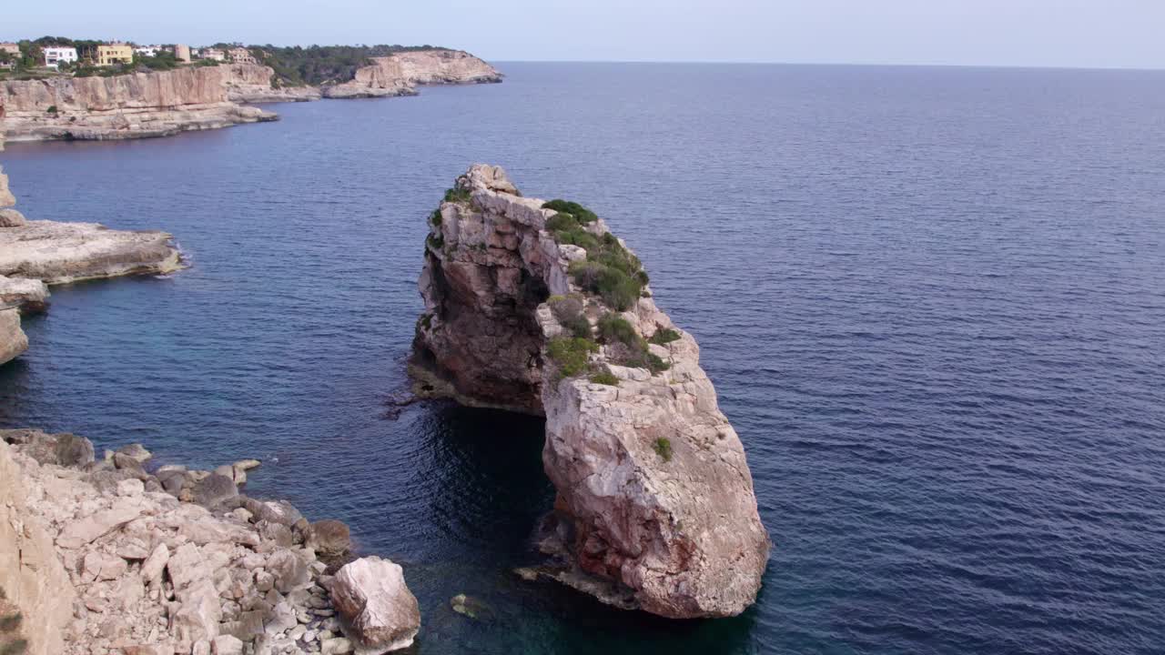 西班牙海岸岩层鸟瞰图。视频素材