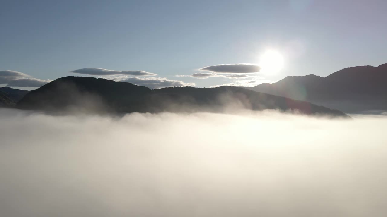 在斯洛文尼亚博希尼雄伟的特里格拉夫山上俯瞰的雾蒙蒙的日出。视频素材