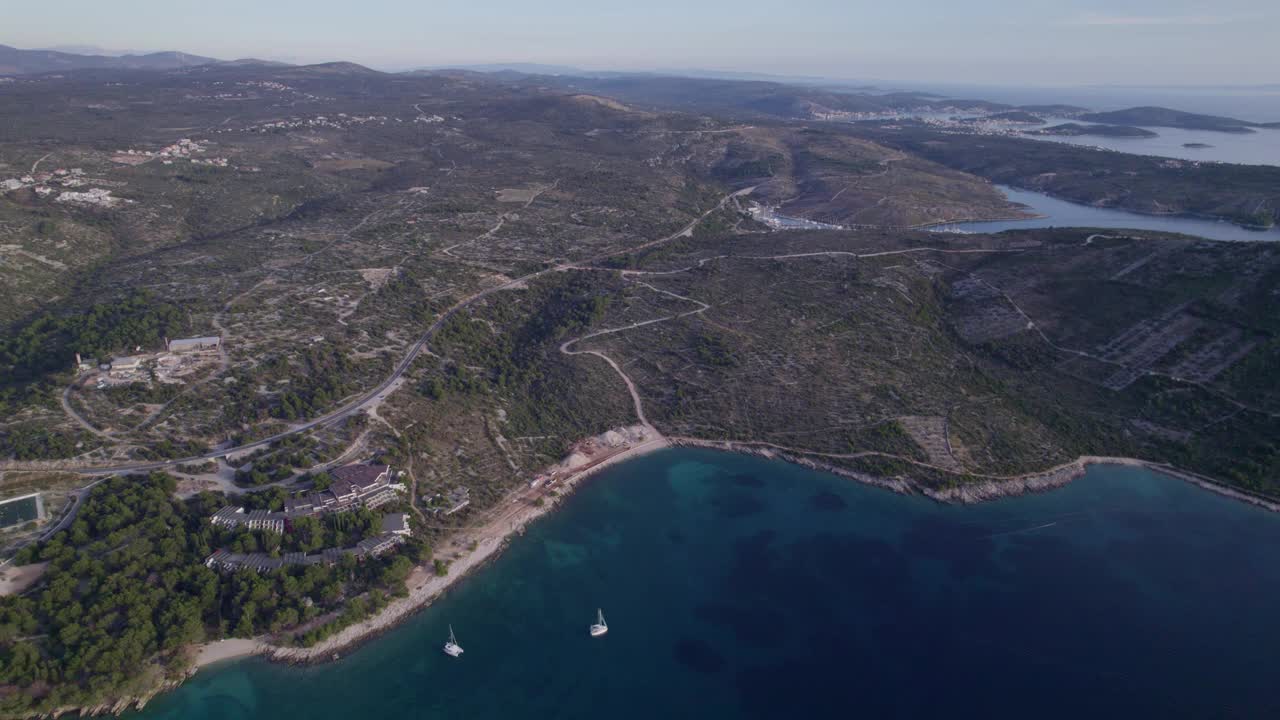 克罗地亚日落时的海岸和船只鸟瞰图。视频素材