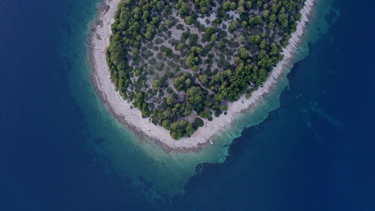 鸟瞰克罗地亚碧绿的海水和岩石海岸的岛屿。视频素材