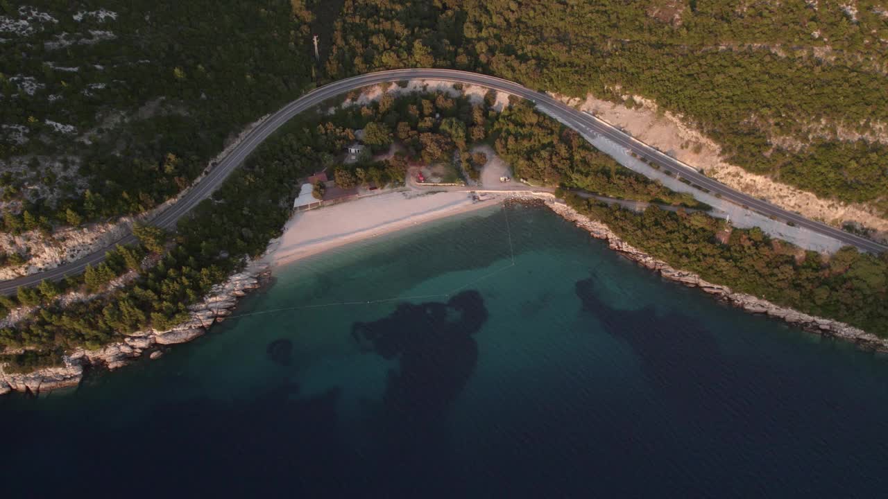 鸟瞰图的海滩，道路，大海，海岸，日落山，杜布拉维察，克罗地亚。视频素材