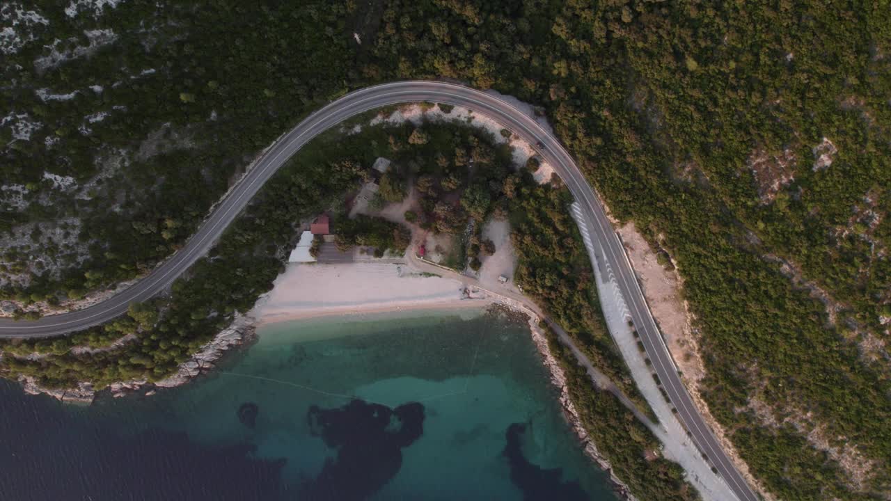 鸟瞰图的海滩，道路，蓝色的海水在日落，克罗地亚。视频素材