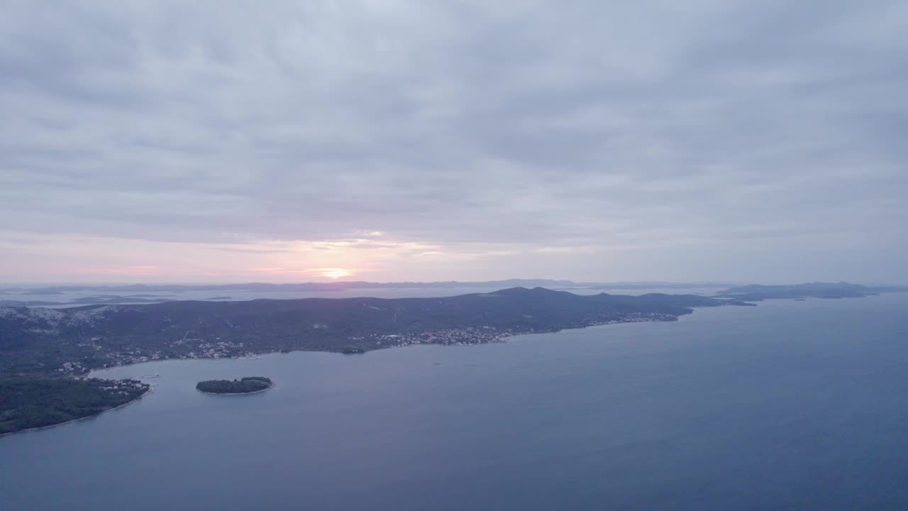 日落时分，克罗地亚亚得里亚海心形岛屿的鸟瞰图。视频素材