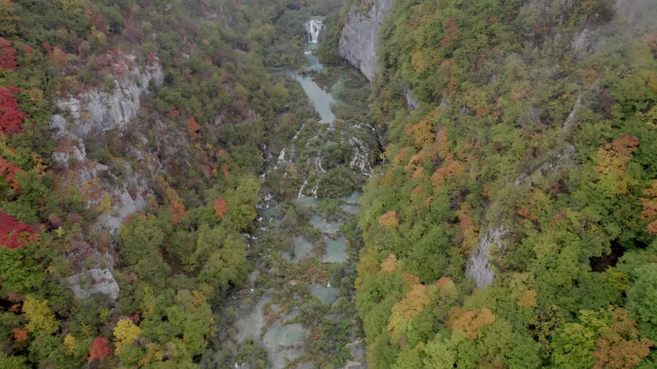 鸟瞰克罗地亚的普利维卡湖，有森林、瀑布、山脉。视频素材