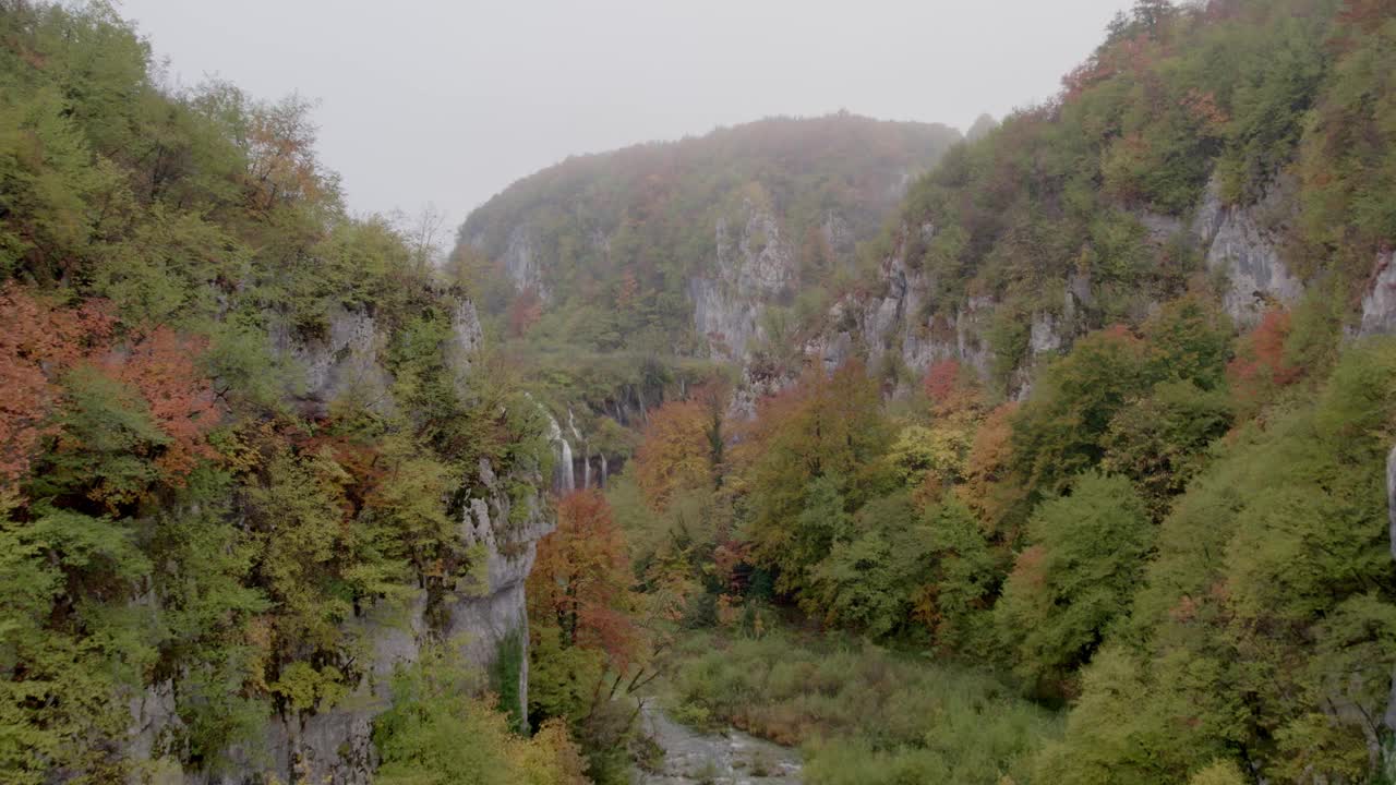 鸟瞰瀑布，森林，山，克罗地亚普利特维采国家公园。视频素材