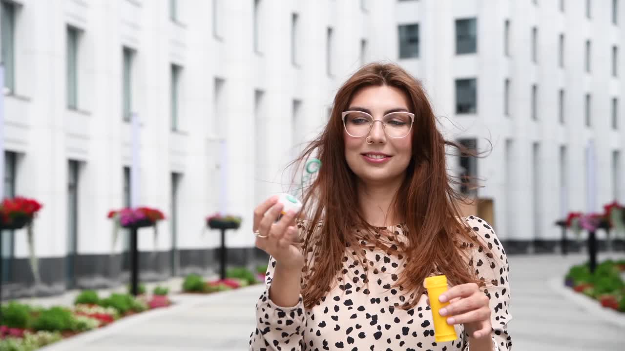 吹肥皂泡的快乐的年轻女人视频素材