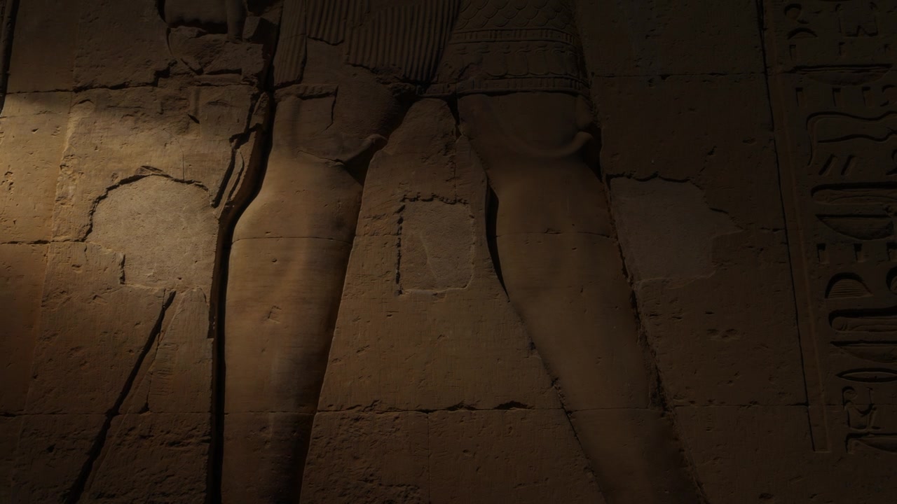埃及阿斯旺孔翁波神庙古代象形文字的细节视频素材画面1