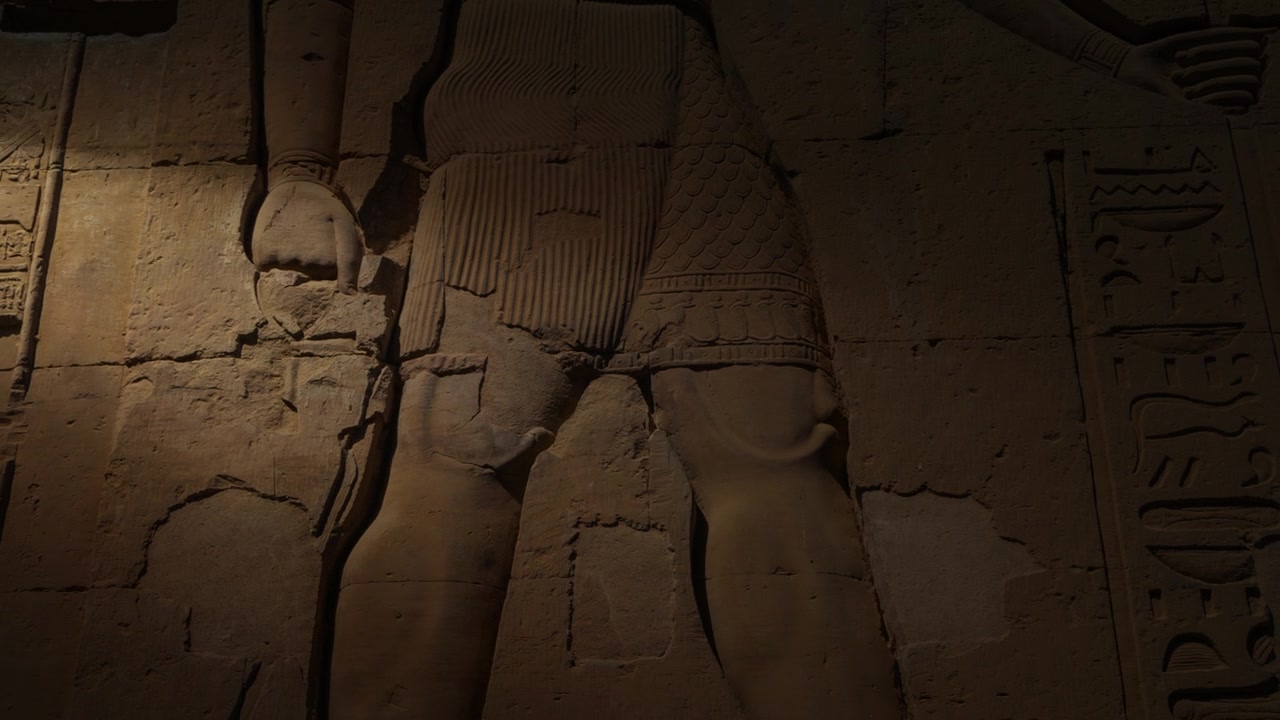 埃及阿斯旺孔翁波神庙古代象形文字的细节视频素材画面2