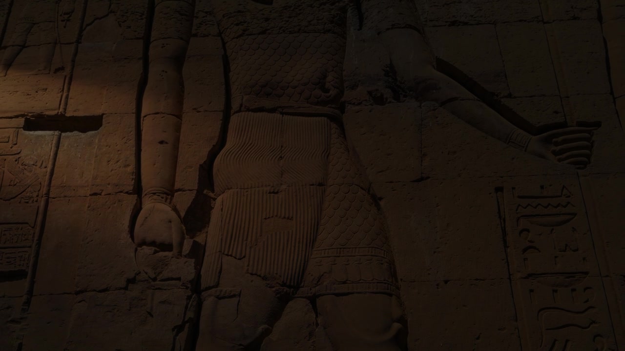 埃及阿斯旺孔翁波神庙古代象形文字的细节视频素材画面3