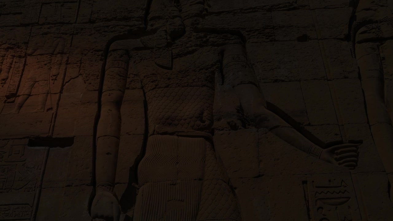埃及阿斯旺孔翁波神庙古代象形文字的细节视频素材画面4