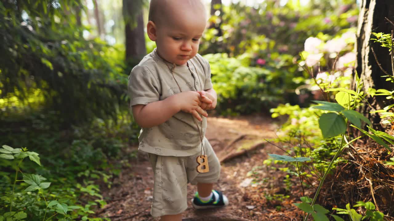 迷人的视频，一个婴儿在森林里的第一步，探索大自然的4K分辨率，一个快乐的发现之旅视频素材