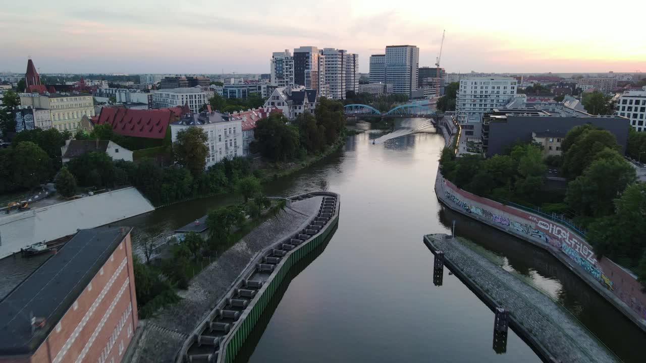 欧洲美丽城市现代住宅区的城市飞行拍摄从无人机弗罗茨瓦夫波兰视频素材