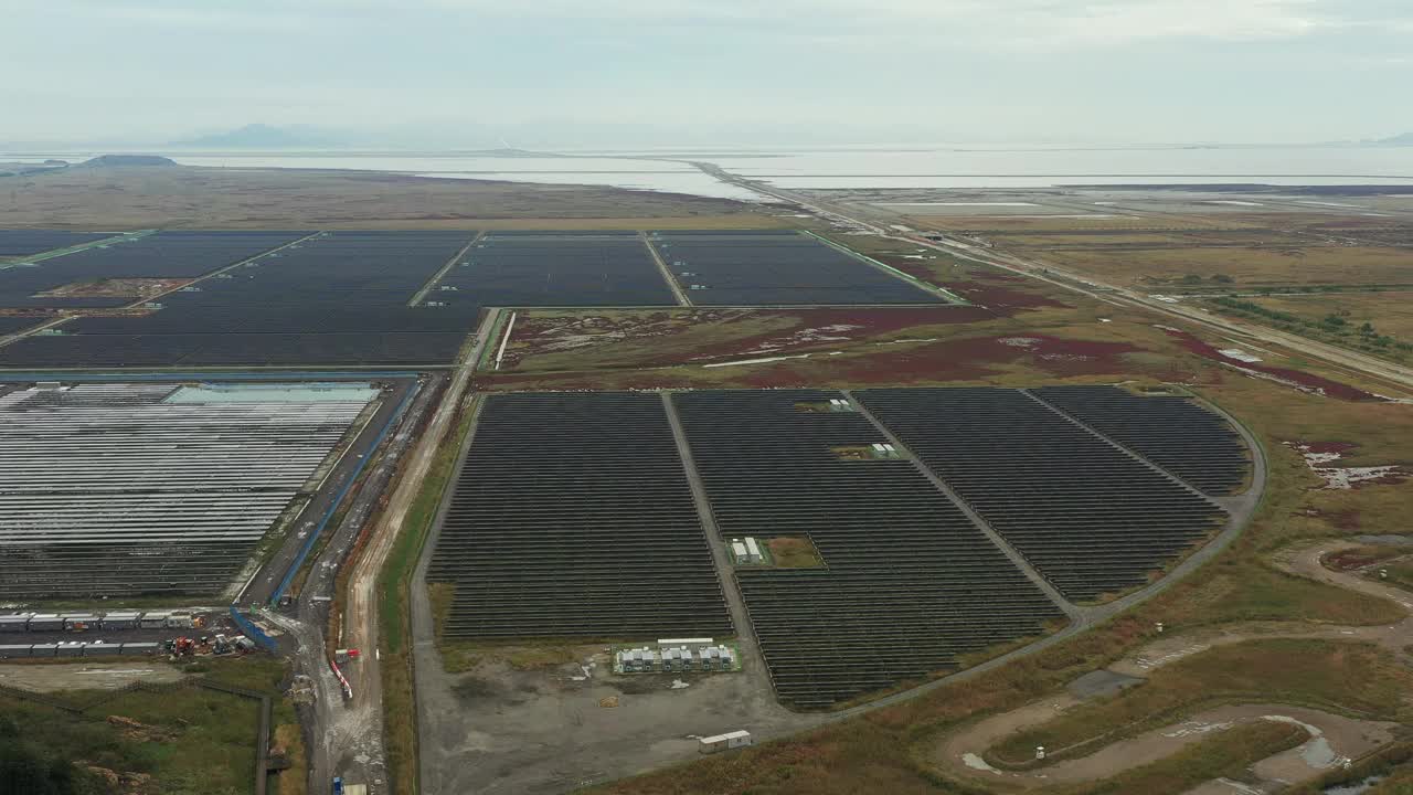 全北道，群山市，新万金土地太阳能建筑工地和附近的自然景观航空摄影/韩国视频素材