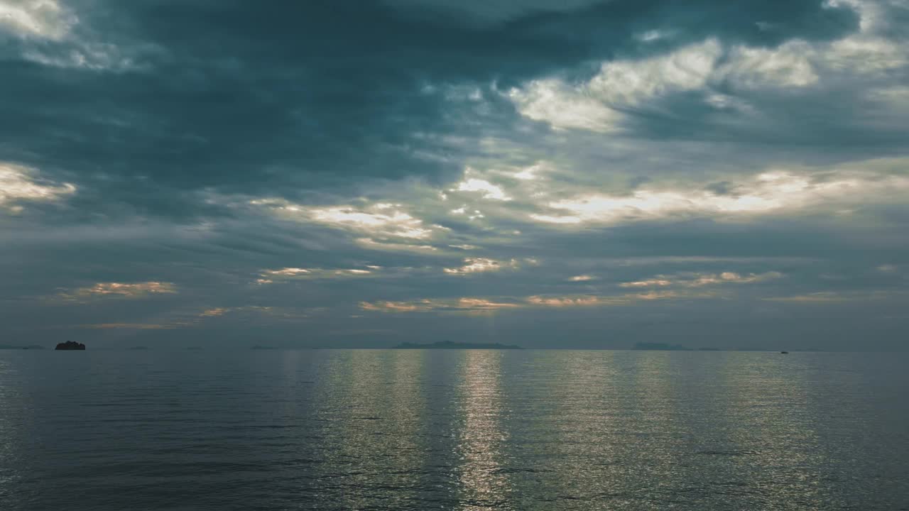 乌云笼罩平静的海面，日落前的太阳穿透云层，苏梅岛视频下载