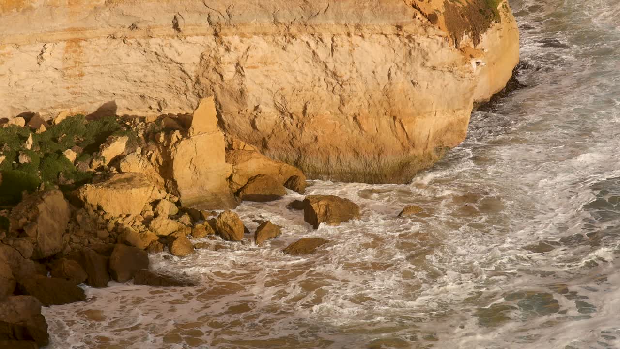 海浪冲击着岩石峭壁视频素材