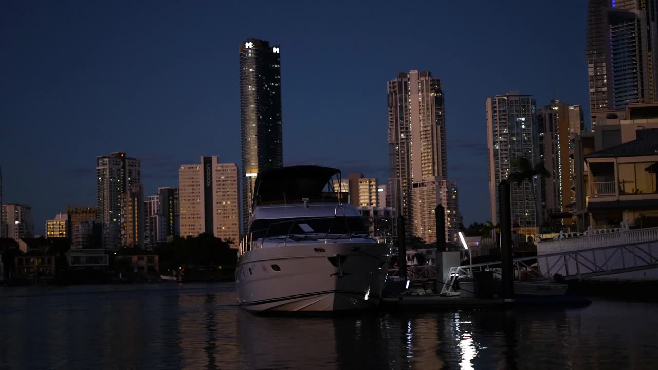 游艇在黄金海岸的夜晚停靠视频素材