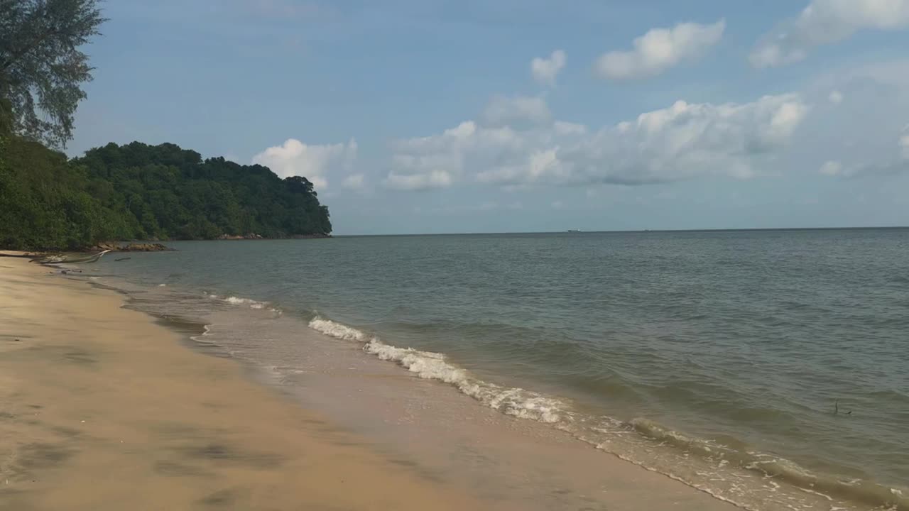 槟城峇里克岛贝东岛的Pantai Pasir Panjang海滩景观。视频素材