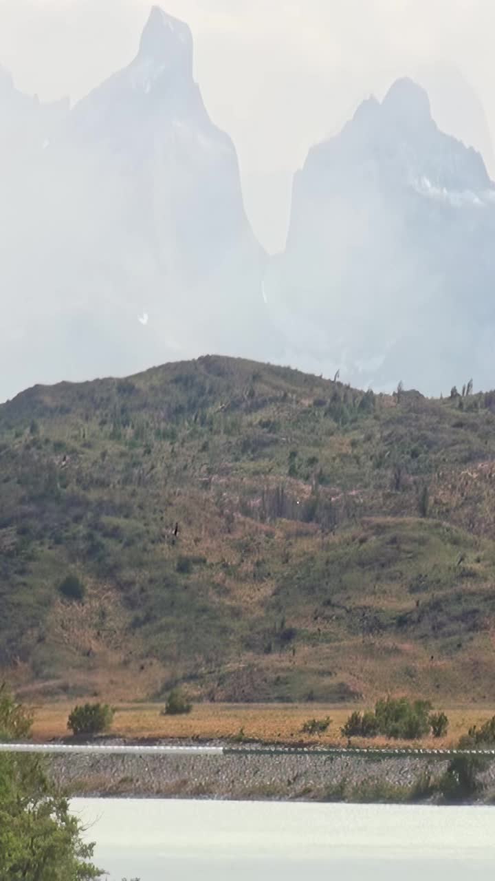 在宁静的风景中，雄伟的山峰的宁静全景视频素材