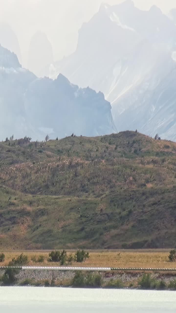 风景秀丽的山景与朦胧的山峰和宁静的湖景视频素材