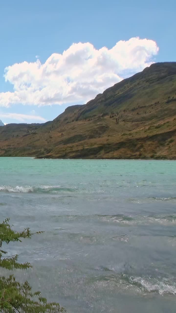 风景秀丽的山湖，清澈的水和起伏的丘陵视频素材