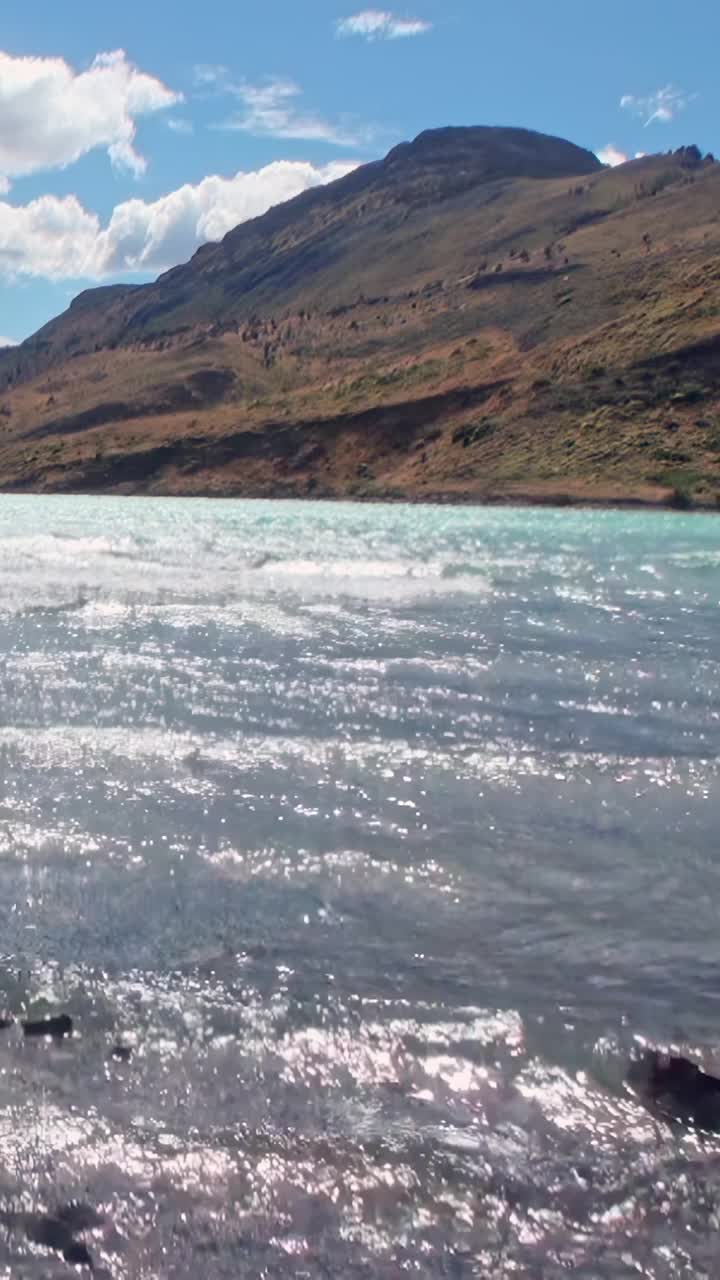 让自己沉浸在波光粼粼的湖泊和雄伟的山脉的壮丽景色中视频素材