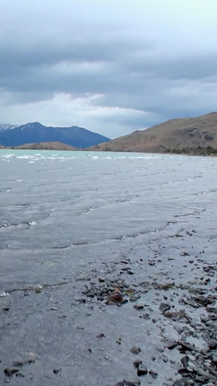 风景秀丽的山湖，享受静水和岩石海岸的宁静视频素材