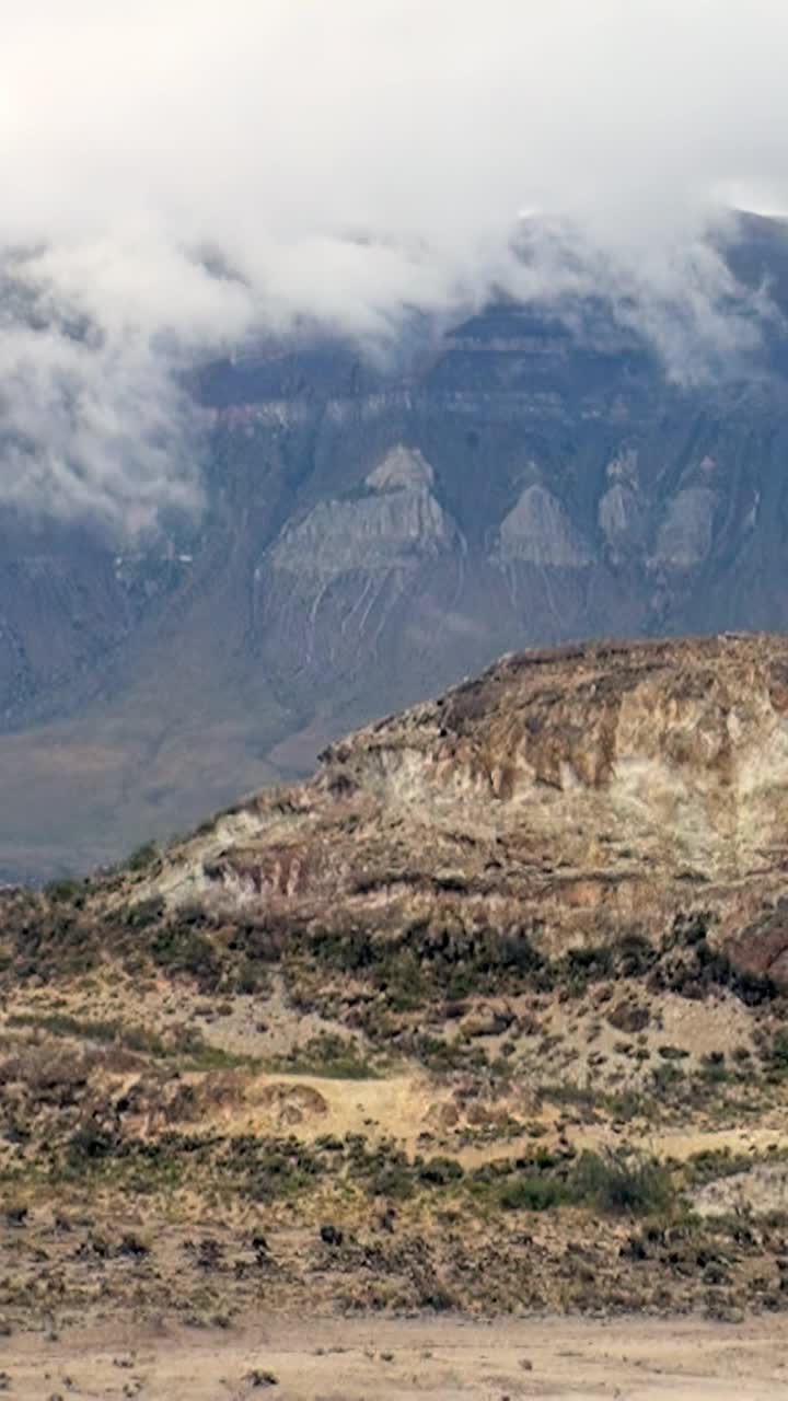 雄伟的山景，连绵起伏的丘陵，云彩，完美的徒步旅行视频素材