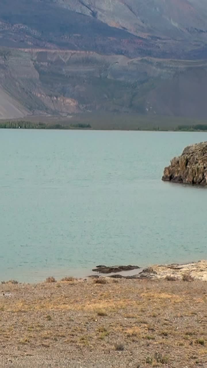 宁静的湖泊，岩石，山的背景宁静的自然放松视频素材