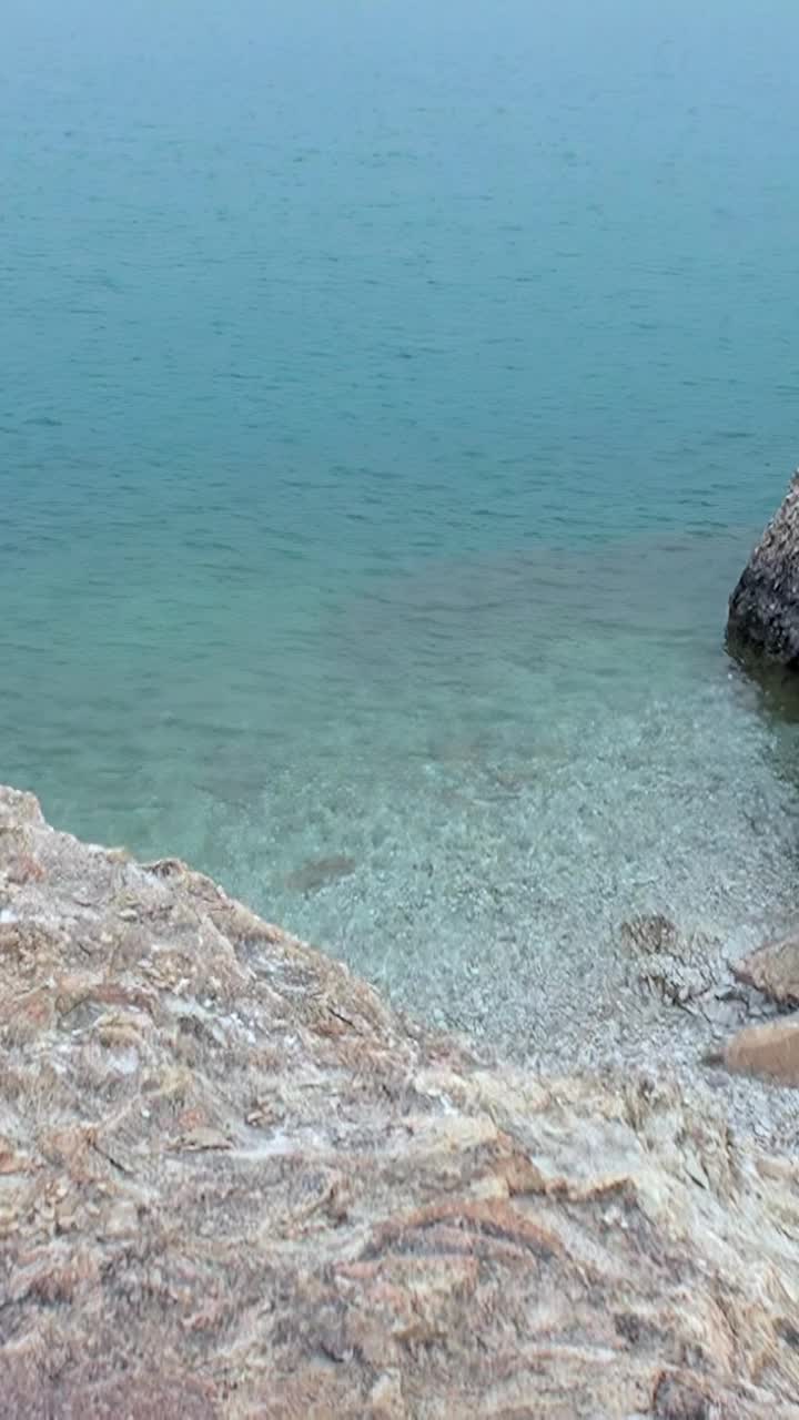 岩石海岸线，清澈的海洋，户外探险或沿海度假的理想选择视频素材