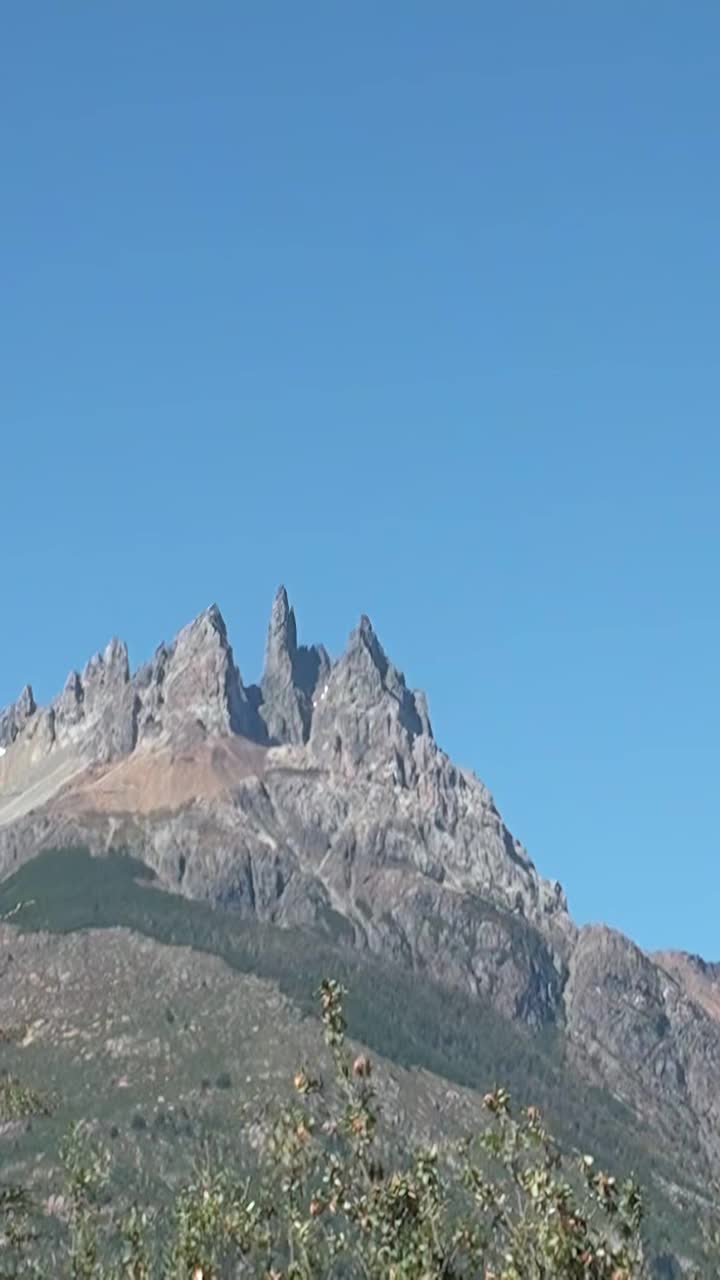 壮丽的落基山脉山峰映衬着湛蓝的天空视频素材