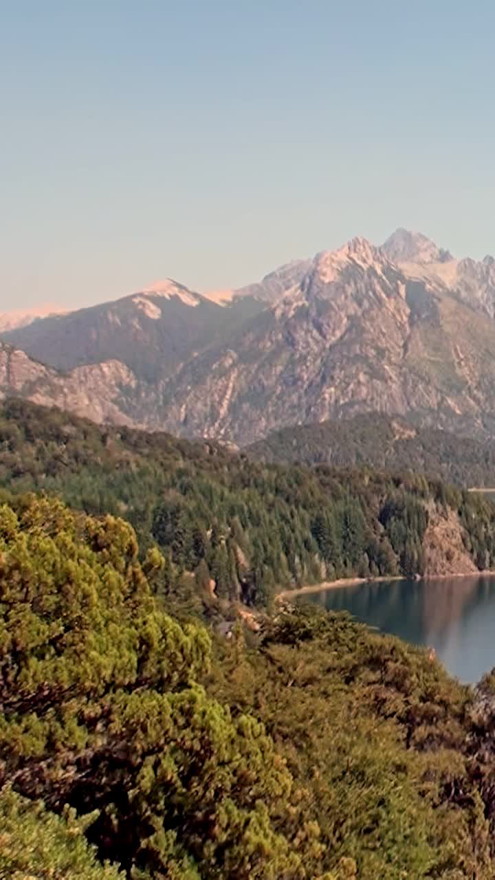 享受山间静修与森林和湖景宁静的逃避视频素材