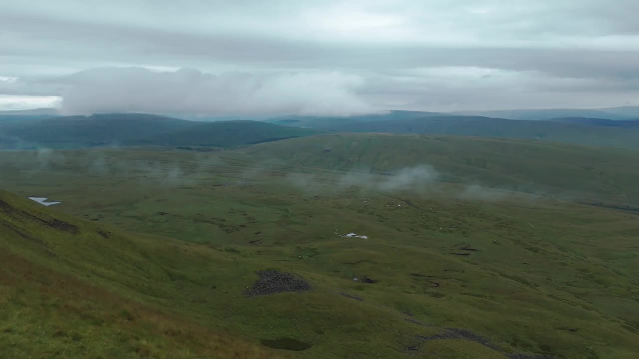 有雾的湖区山谷，空中的坎布里亚郡，英格兰视频素材