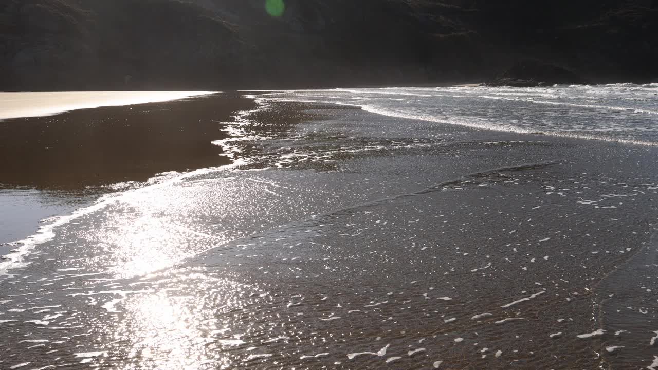 全罗南道，新安郡，海浪柔和的海边风景/韩国视频素材