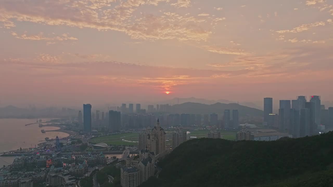 日落时城市广阔海岸线的鸟瞰图视频下载