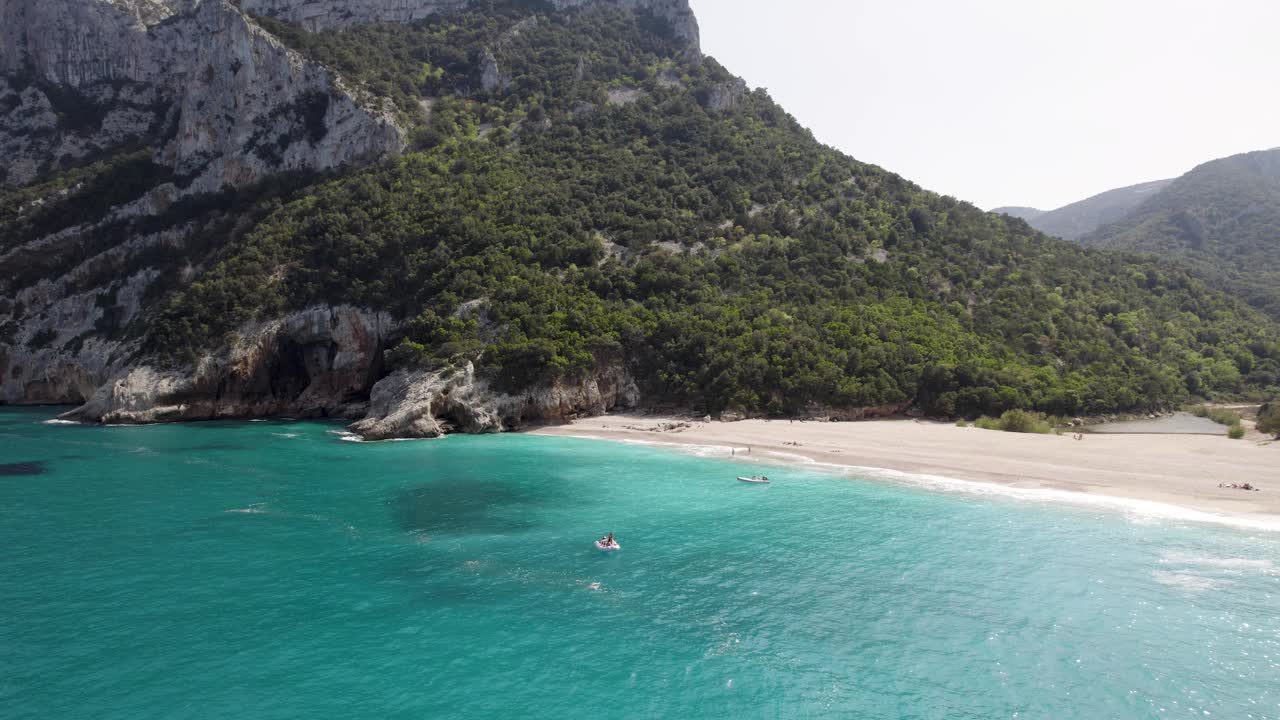 空中上升附近的热带绿松石水鲍尼海岸海滩，撒丁岛视频素材