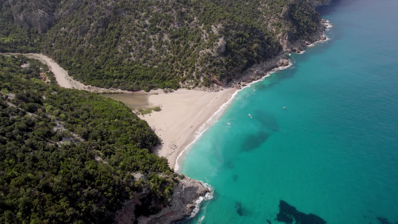 风景秀丽的鸟瞰热带海岸鲍尼绿松石水海滩，撒丁岛视频素材