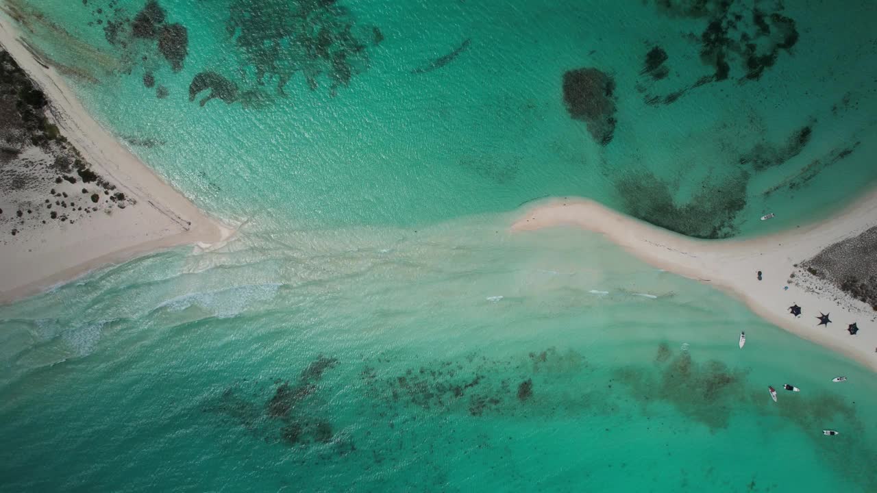 绿松石泻湖，沙质地峡和清澈的海水，鸟瞰图视频素材