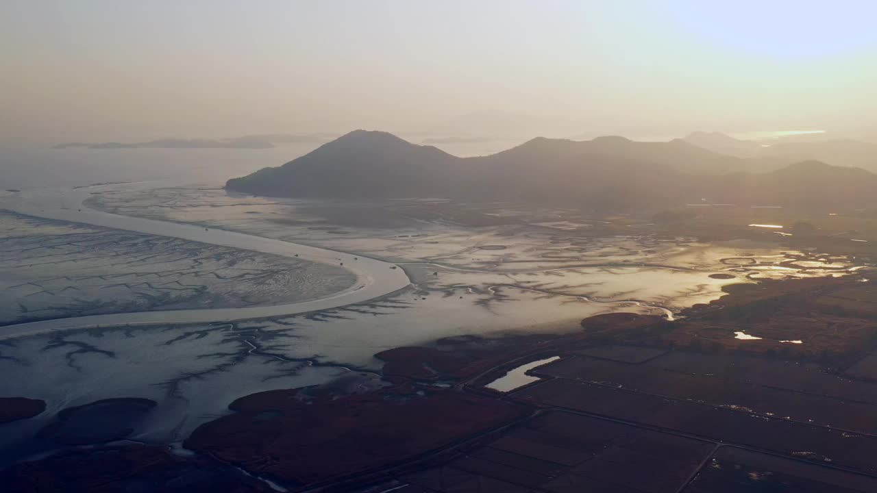 全南道，顺天市，顺天湾的潮汐滩和周围的自然风光鸟瞰图/韩国视频素材