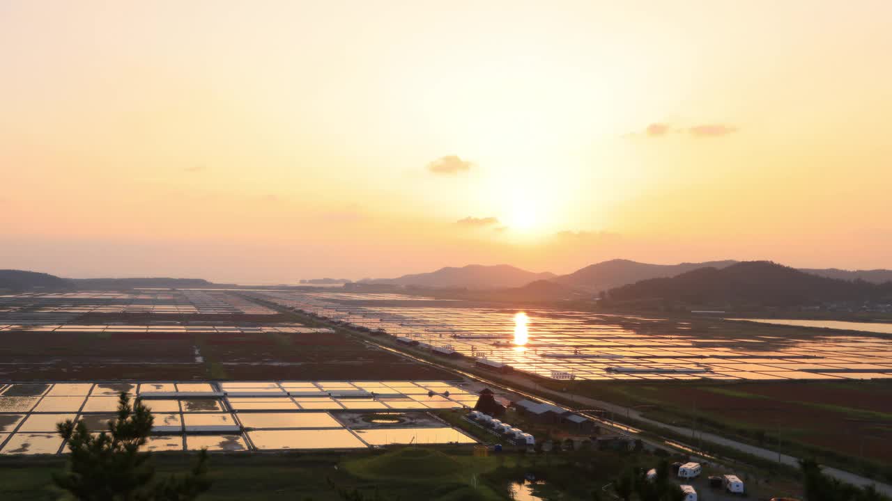 全南道，新安郡，延时拍摄的太平盐田日落风景/韩国视频素材